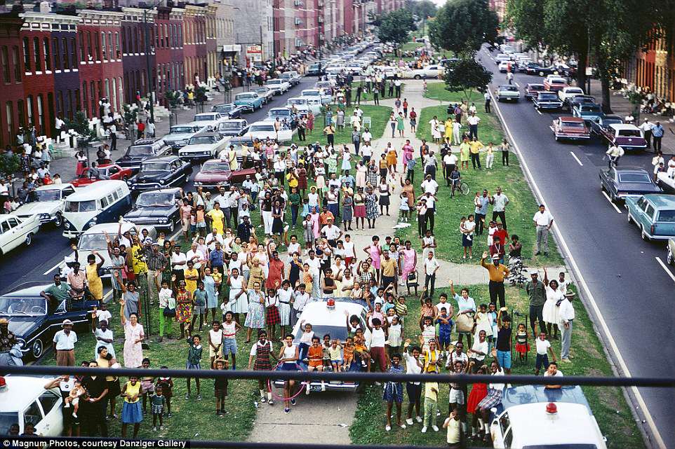 Picture of Paul Fusco photograph of North Broadway Baltimore RFK Funeral Train