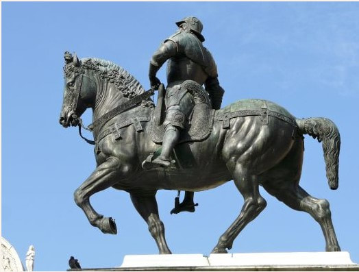 picture of an equestrian statue in Venice